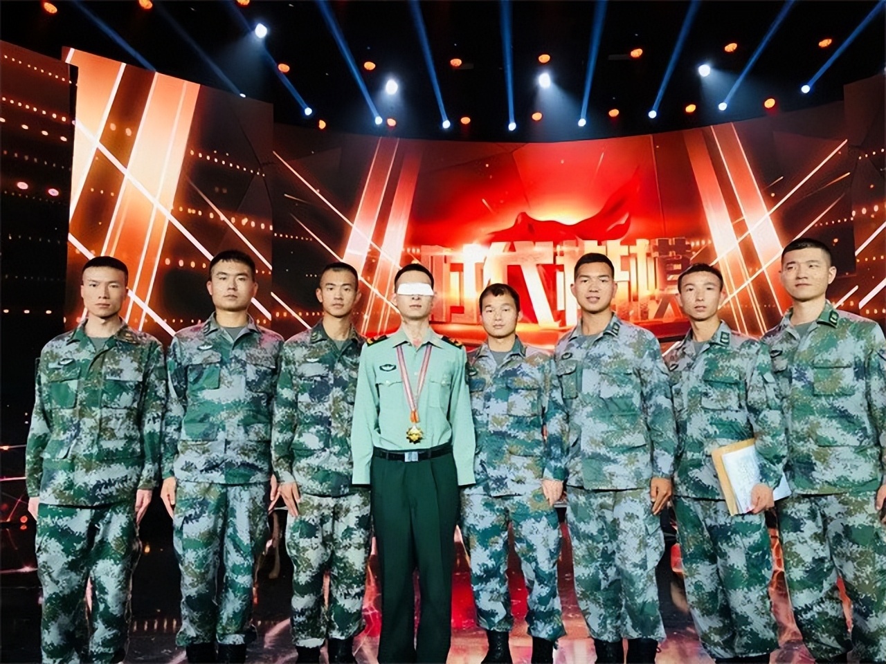 排雷英雄杜富国表彰视频,排雷英雄杜富国重返老部队做什么