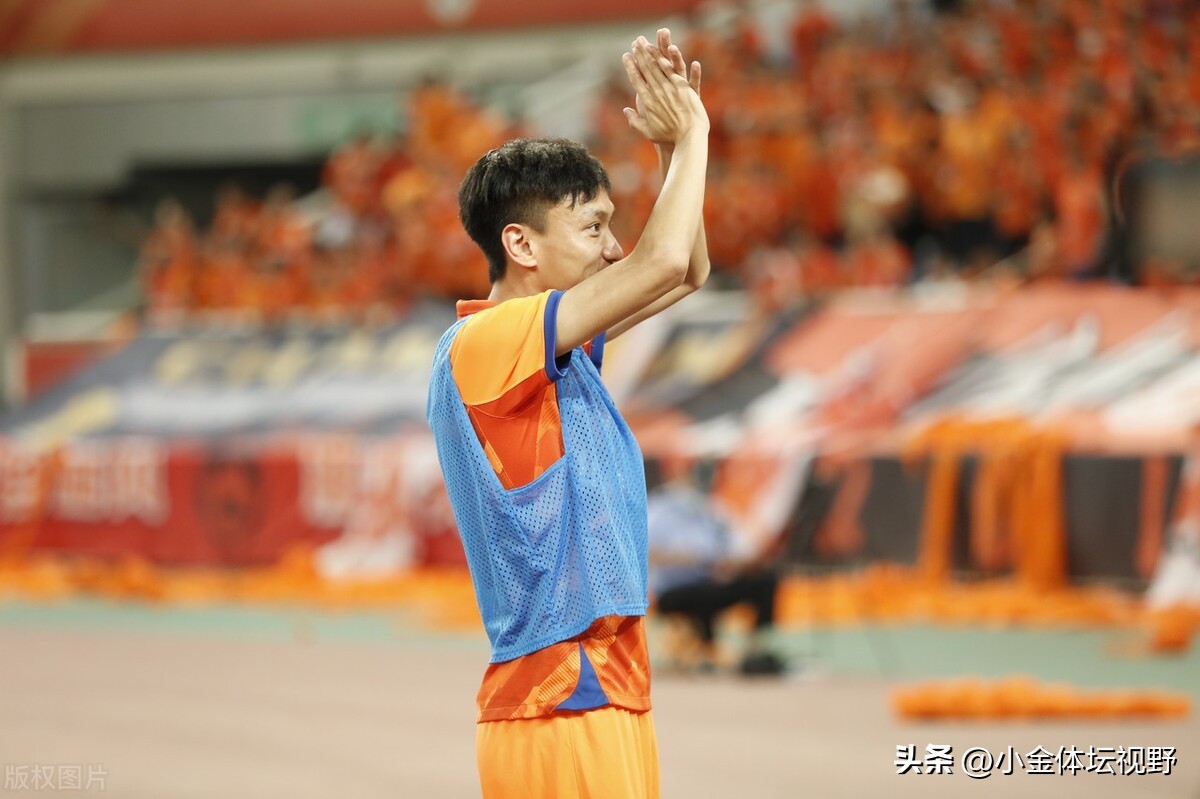 平安无事！李霄鹏亮相，穿国足训练服，遛狗，比郝伟李铁会做人