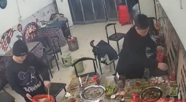 大一女生宿舍创业做美甲挣生活费,大学生在寝室开美甲店收入多少