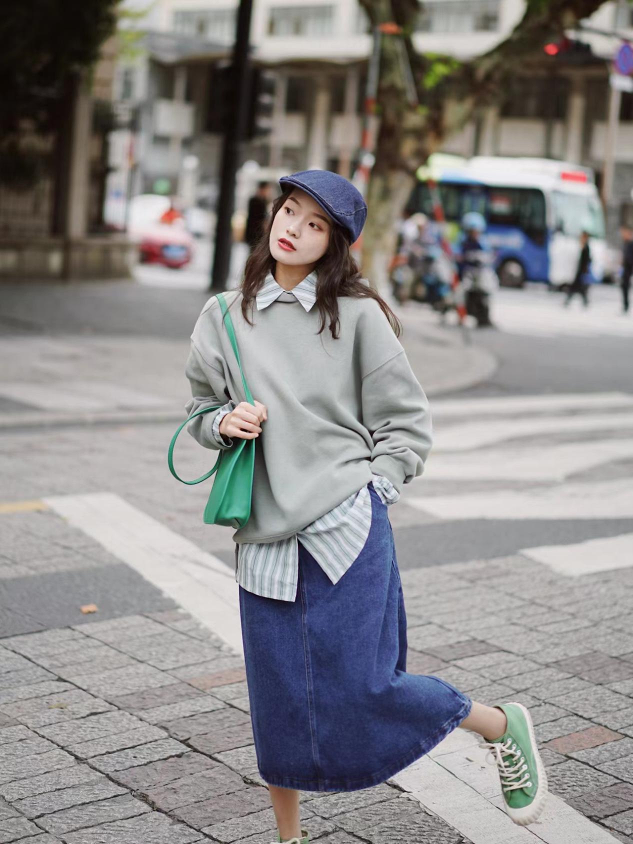 基础款连帽卫衣这样搭配更有level,今年的卫衣都有什么新款