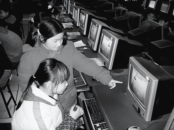 我国自主研发的第一款通用cpu芯片,我国自主首个cpu