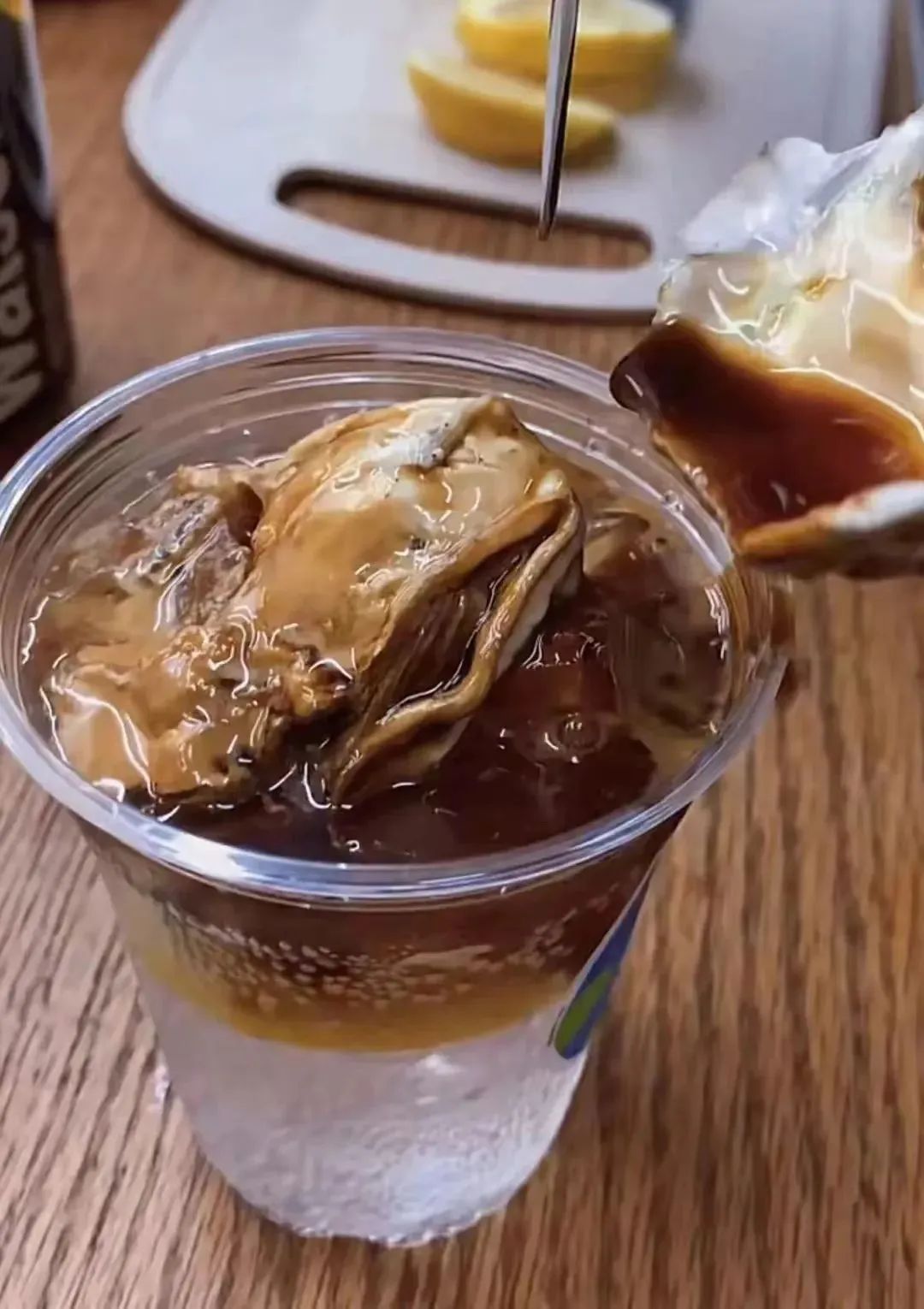 全网疯传的“章鱼拿铁”事件，正在恶心中国年轻人