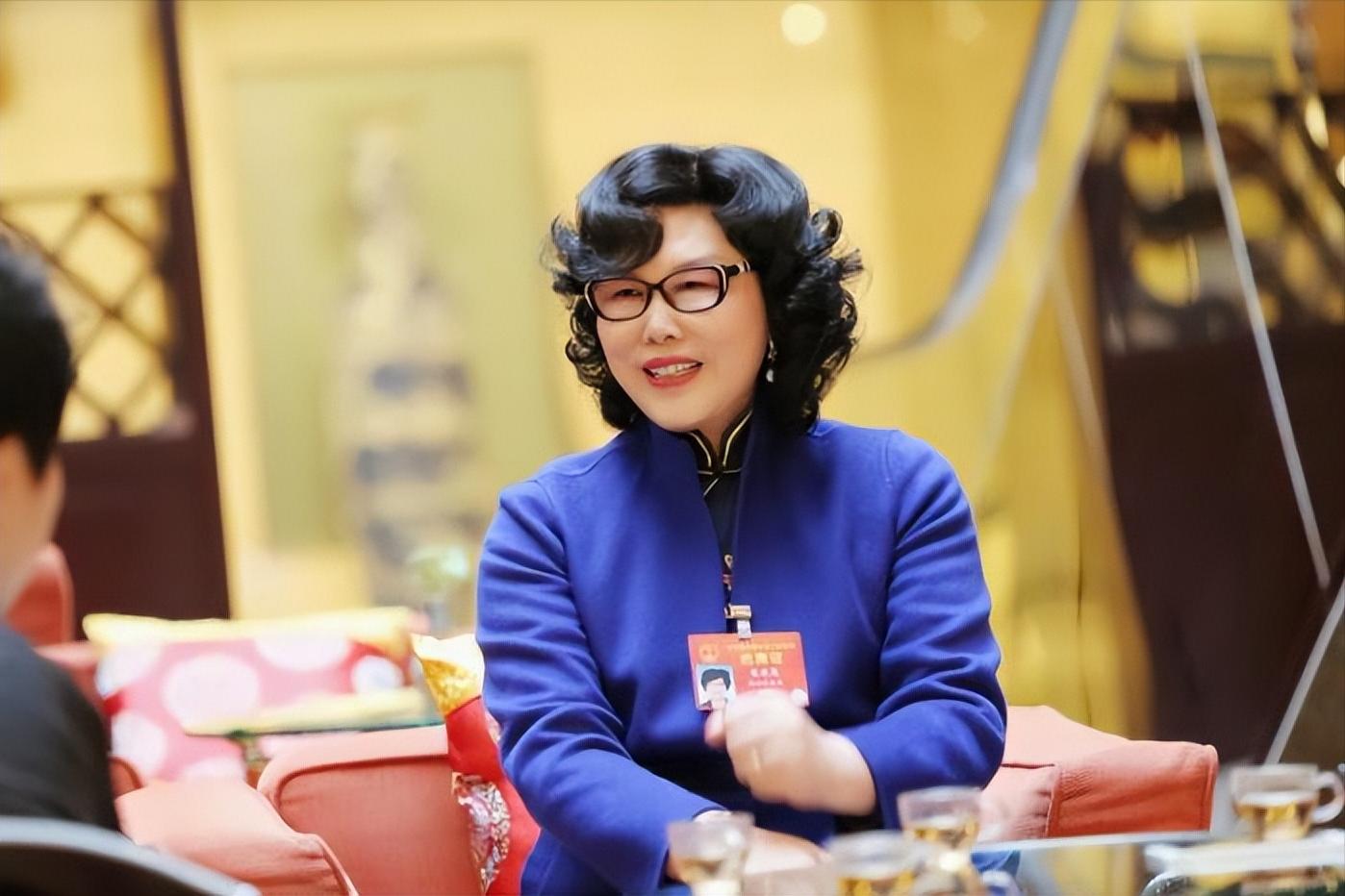 开拖拉机的陈爱莲,嵊州首富陈爱莲