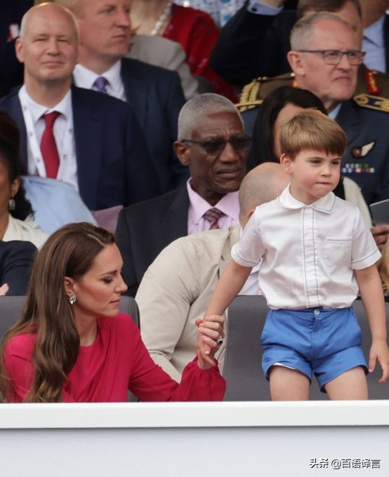 路易又抢女王风头！出席活动时要查尔斯抱，吻妈妈，站凳上吃零食