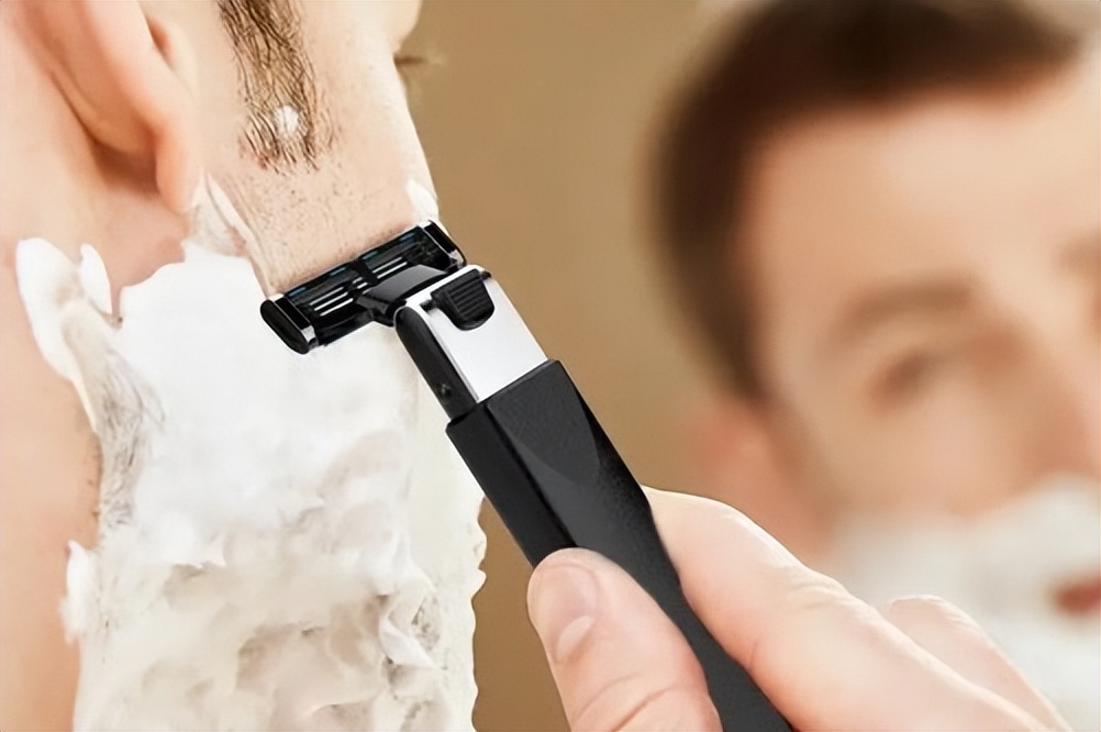 电动剃须刀还是手动剃须刀刮胡子,手动剃须刀和电动剃须刀选哪个