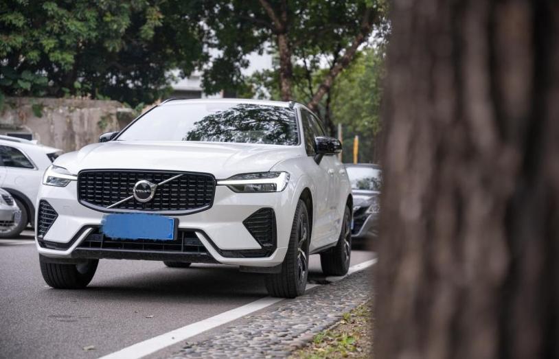 沃尔沃车前后夹击,沃尔沃被大货车夹击视频