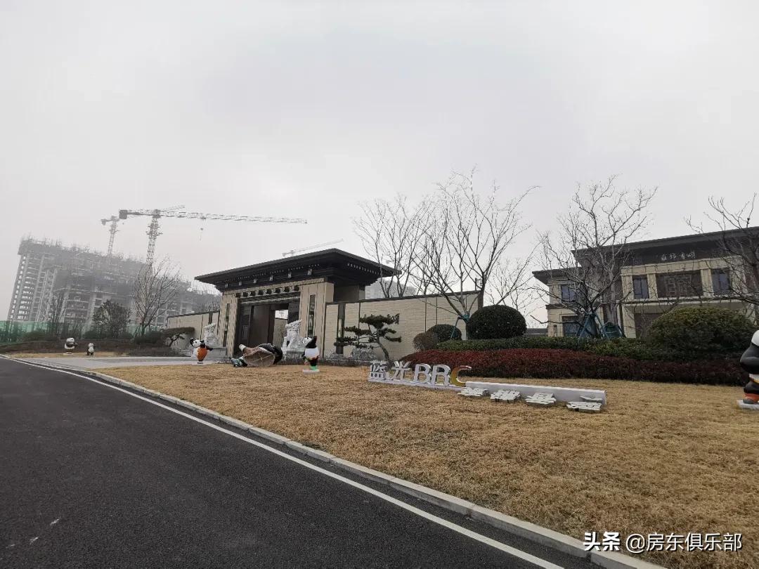 蓝是一道光，业主心发慌：蓝光来郑3年半，还是蓝莲花吗？