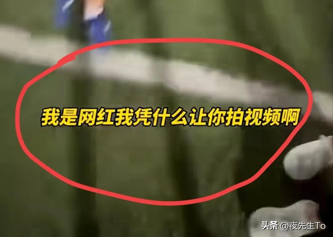 女子在球场大骂球员,美女当众怒怼小伙