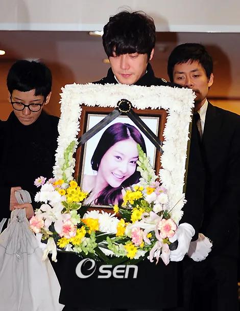 陪睡、监听、惨遭经纪人毒打，南韩演艺圈不能说的「暗黑*规则潜**」