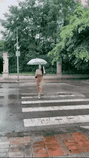 小哥也太菜了，不但没打中一个，还摔倒了，而且这不是足球