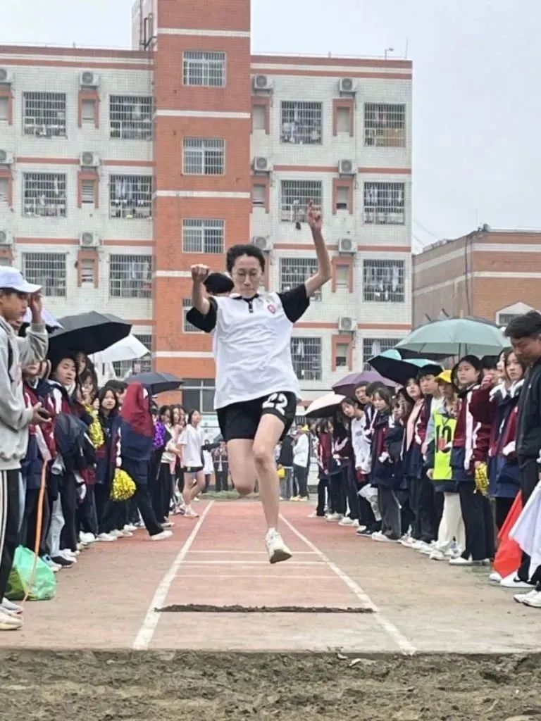 李中学子多矫健运动场上展英姿—李渡中学第四十届田径运动会纪实