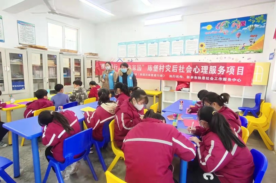 ——新乡市牧恩社工组织社区儿童制作贺卡活动篇