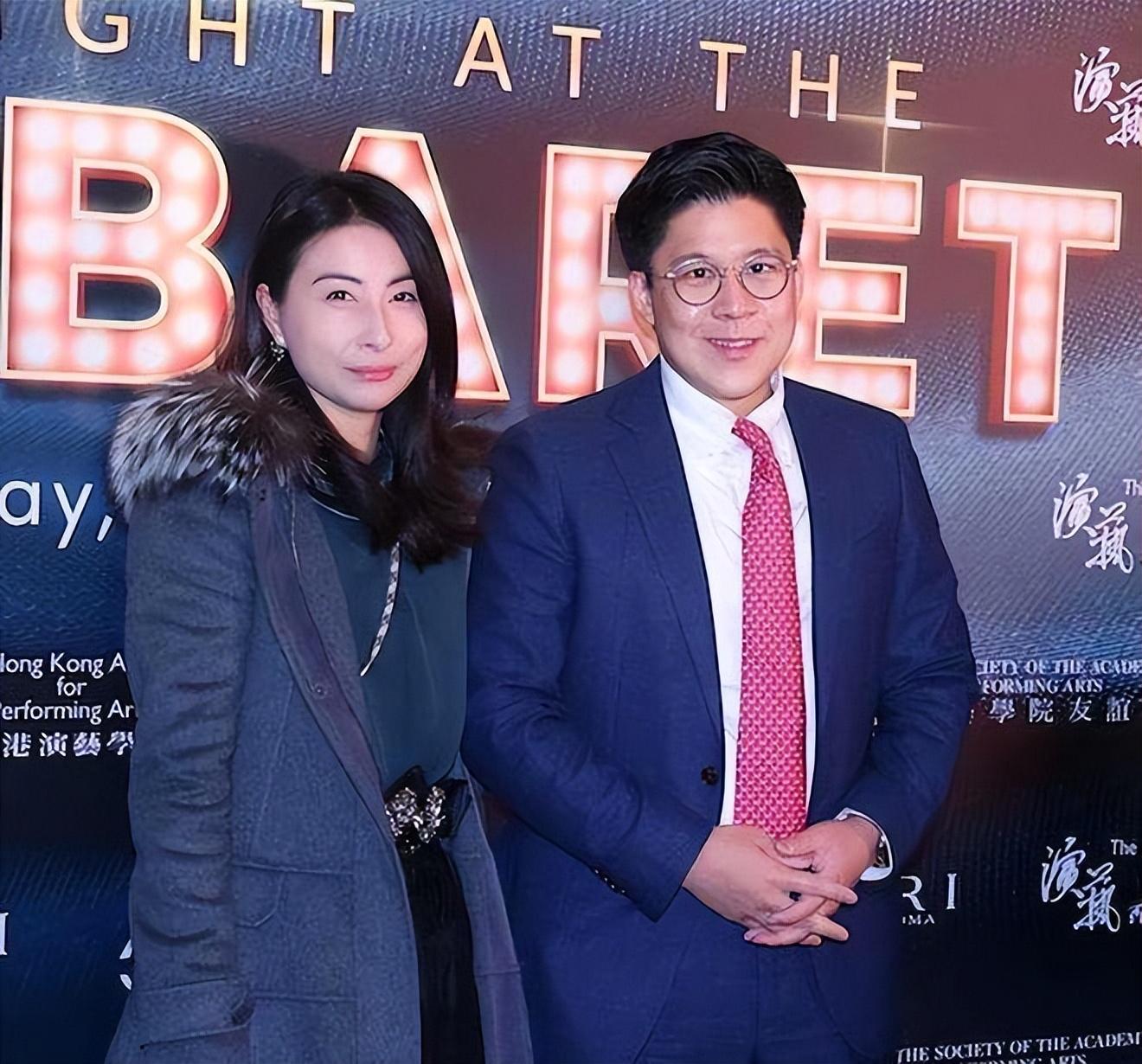 郭晶晶霍启刚穿上名牌衣服,霍启刚穿羽绒服