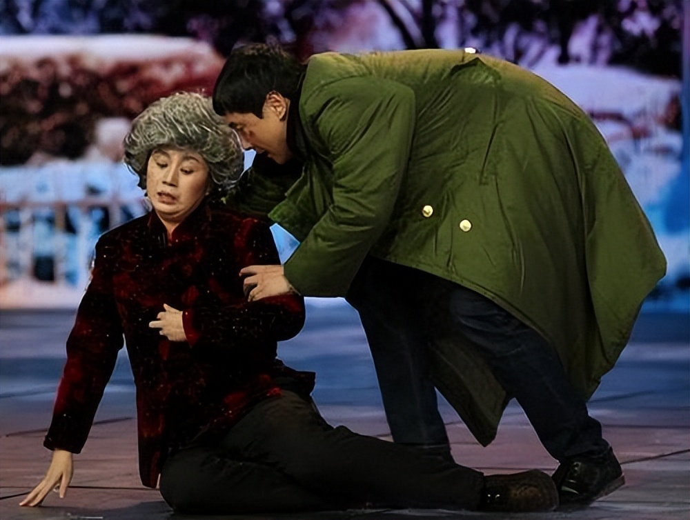 倒在血泊中的男子无人敢扶，撕开了当下社会“冷漠”的遮羞布