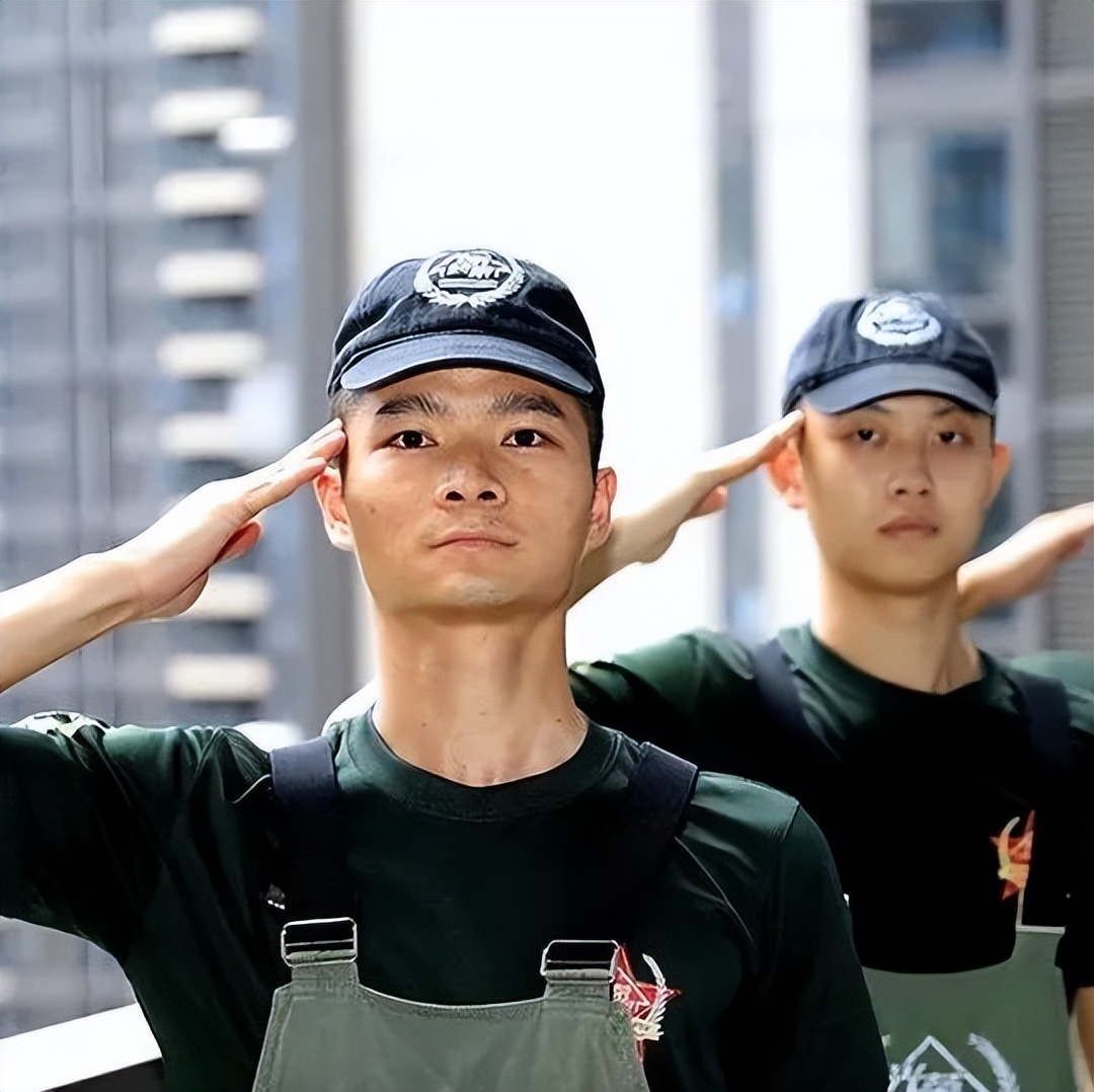 飒爽英姿军装,看看自己穿上军装的飒爽英姿