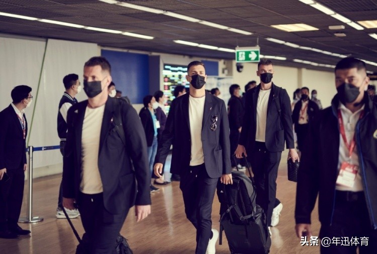 曼联众将抵达泰国，官网晒照：着装优雅，英姿飒爽
