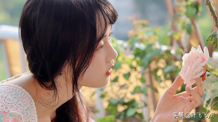 和女人聊天怎么撩她,跟女人聊天怎么撩她