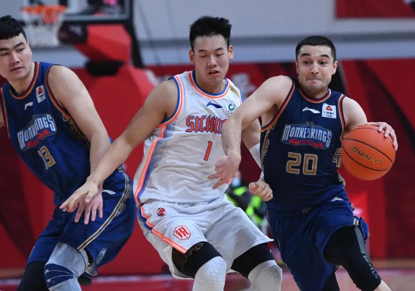 西热力江被停赛5场教练还是球员,西热力江的被罚款的动作