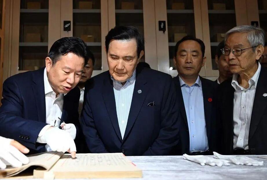 马英九率台湾青年一行参观西安国家版本馆阁藏秦岭