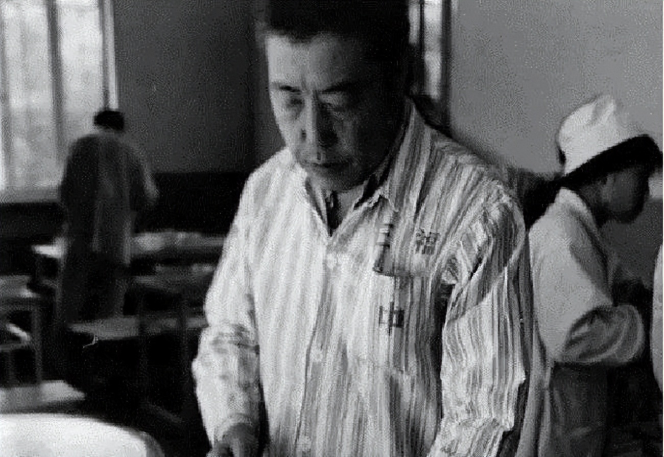 这首著名诗歌，你读过吗？评食指诗歌《疯狗》