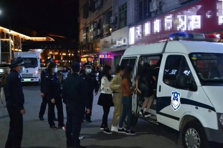 17年27岁女子出租屋内卖淫，一次50到200元，为何民警还给她捐钱