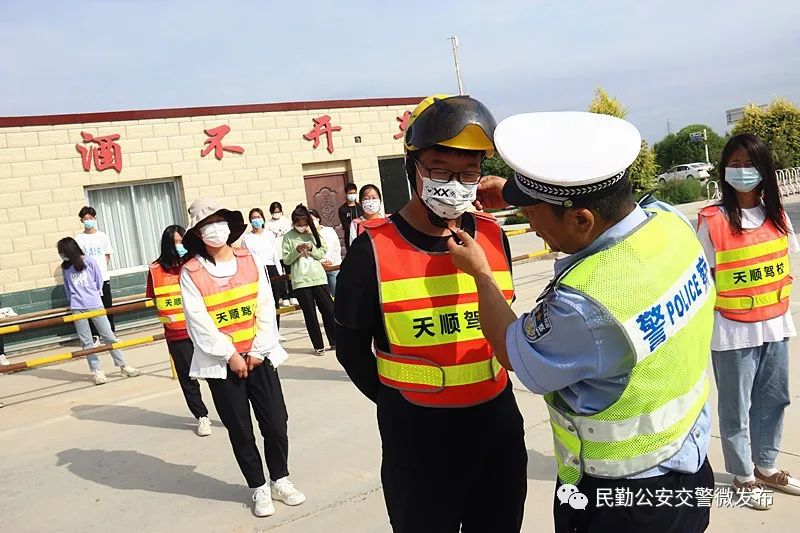 交警进学校开展暑假交通安全教育,民勤县公安交警走进驾校