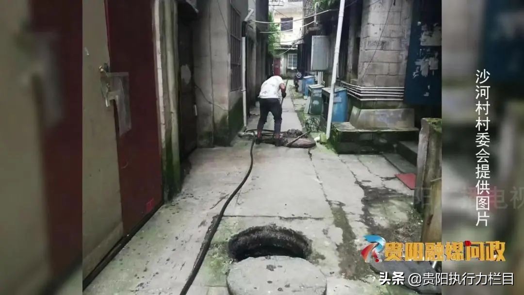 一下大雨就往外冒污水,下雨小区化粪池很臭