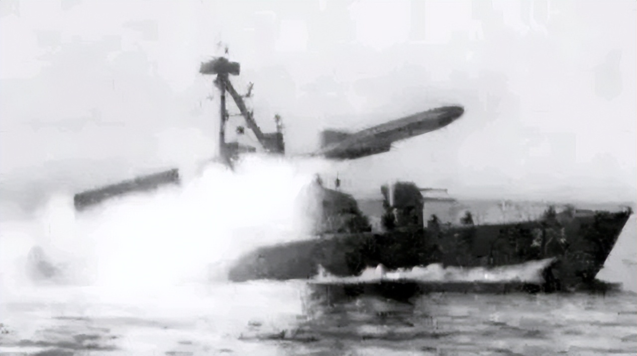 来一艘炸毁一艘,英国军舰大败落荒而逃,解放军打出中华国威!