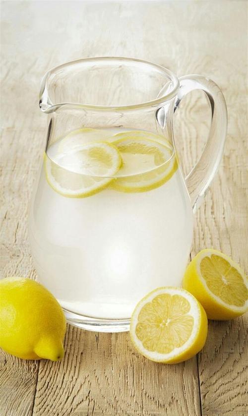 每天喝一杯柠檬水会怎么样 (每天可以喝一杯柠檬水吗)