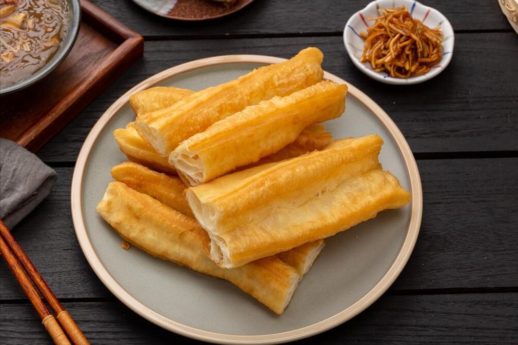 炸油条按一碱二矾三盐,炸油条只放酵母粉