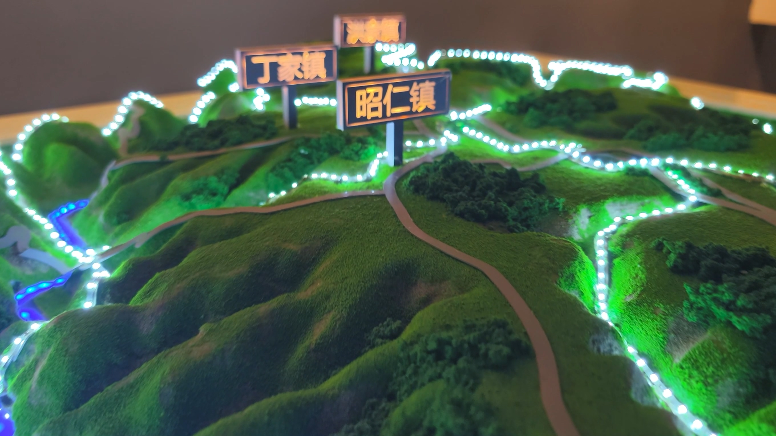 坐在金山上的长武县却过着穷日子如今刚起跑就取胜县城未来可期