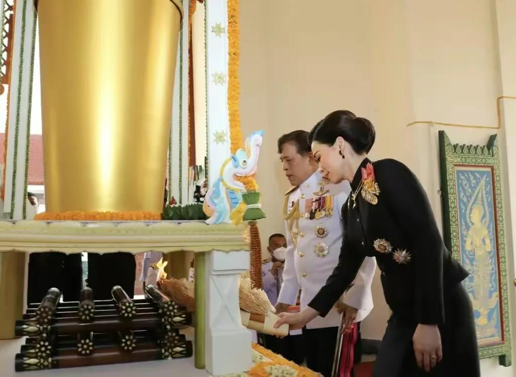 泰国王后苏提达便服,泰国国王玛哈封苏提达为王后仪式