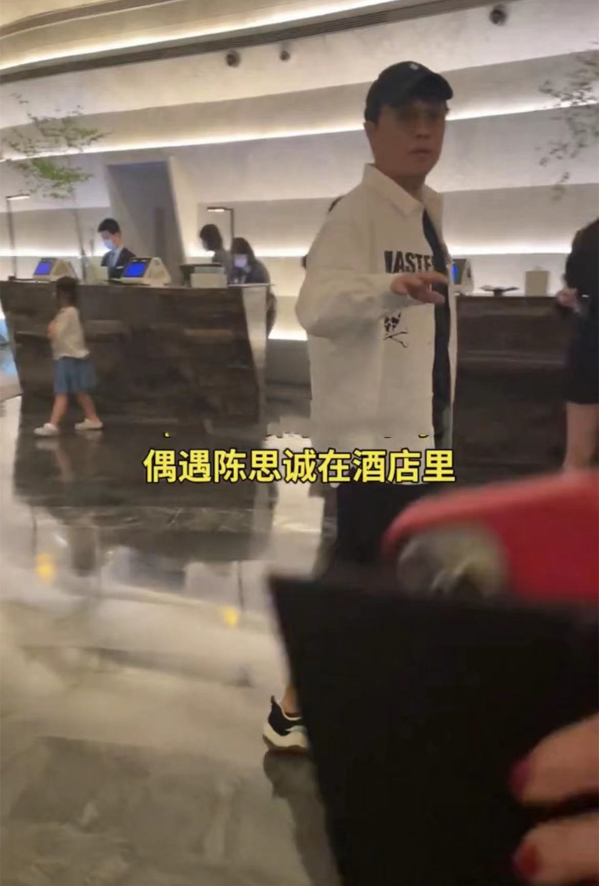 陈思诚现身酒店视频,陈思诚酒店夜会两女