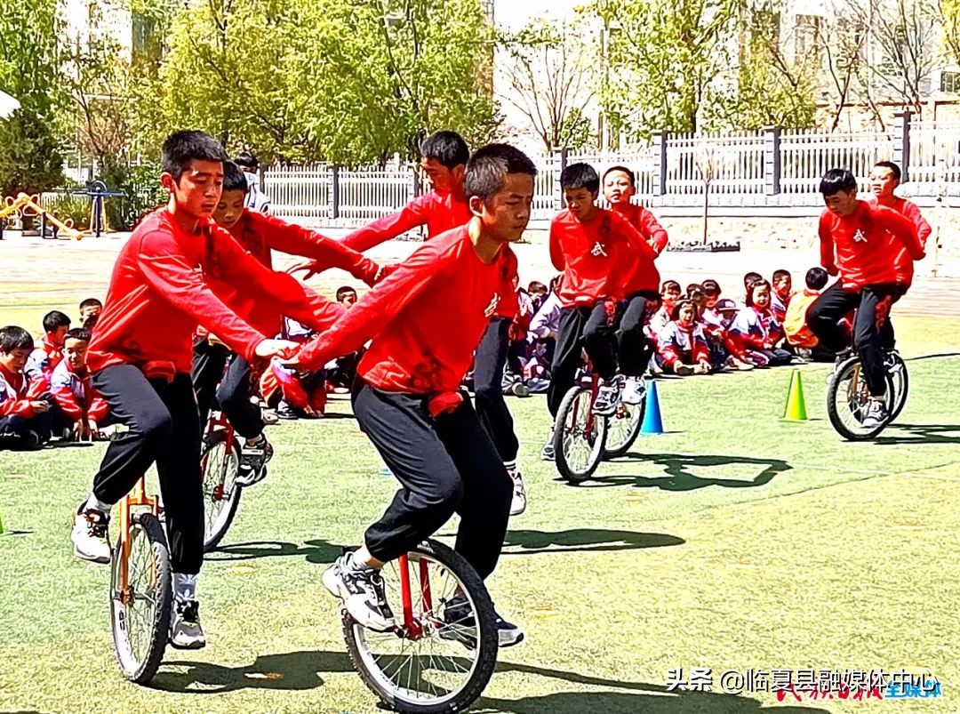 表演竹竿舞跳绳,跳绳竹竿舞大课间