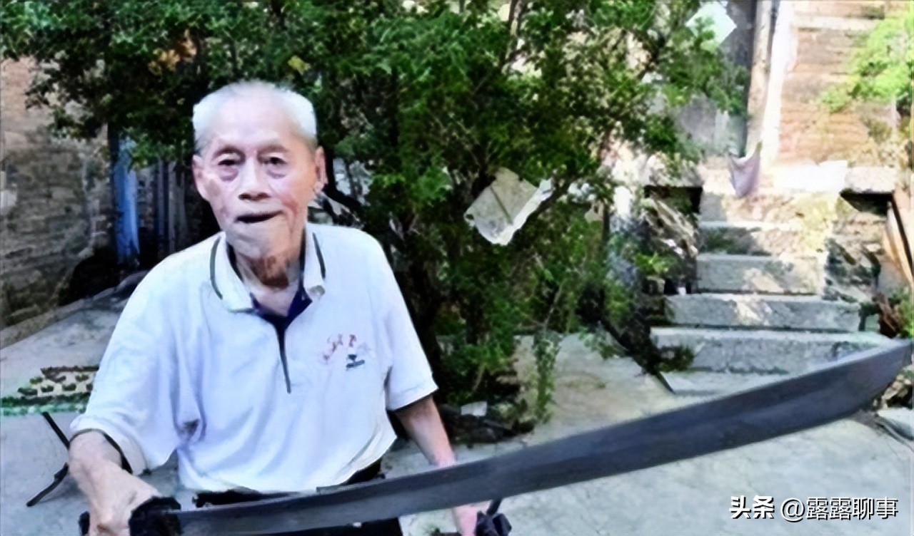 老兵缴获日本最高级别军刀,老兵缴获了一把日本军刀