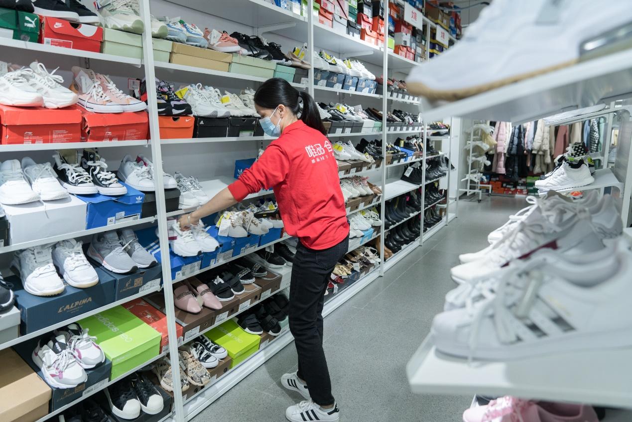 为什么实体店的衣服比唯品会贵,同品牌衣服为啥唯品会比京东便宜