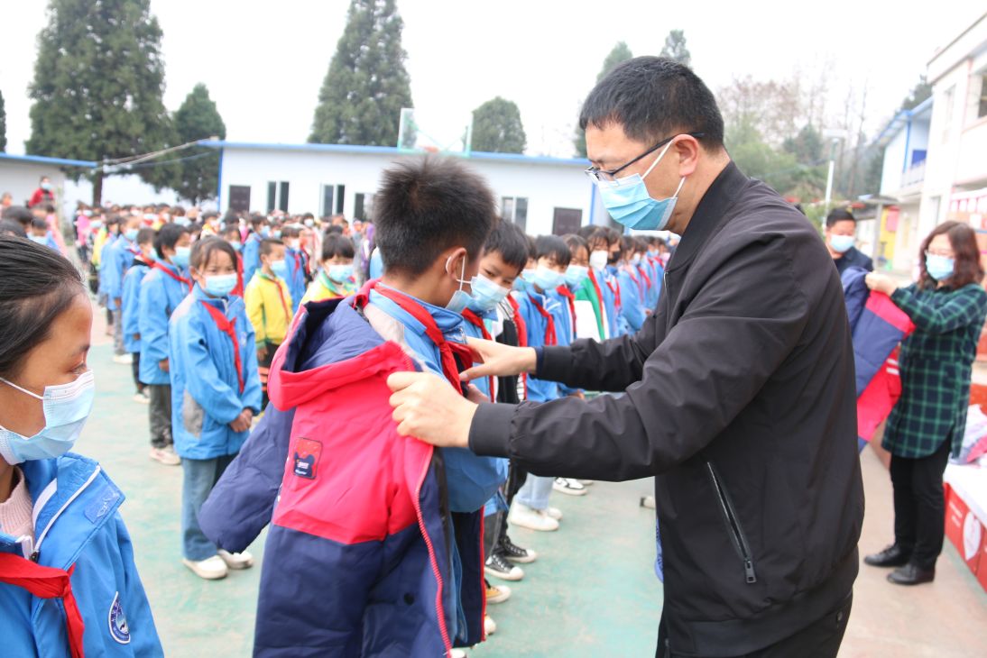 八围小学爱心捐赠活动,爱心人士为乡村学校捐款