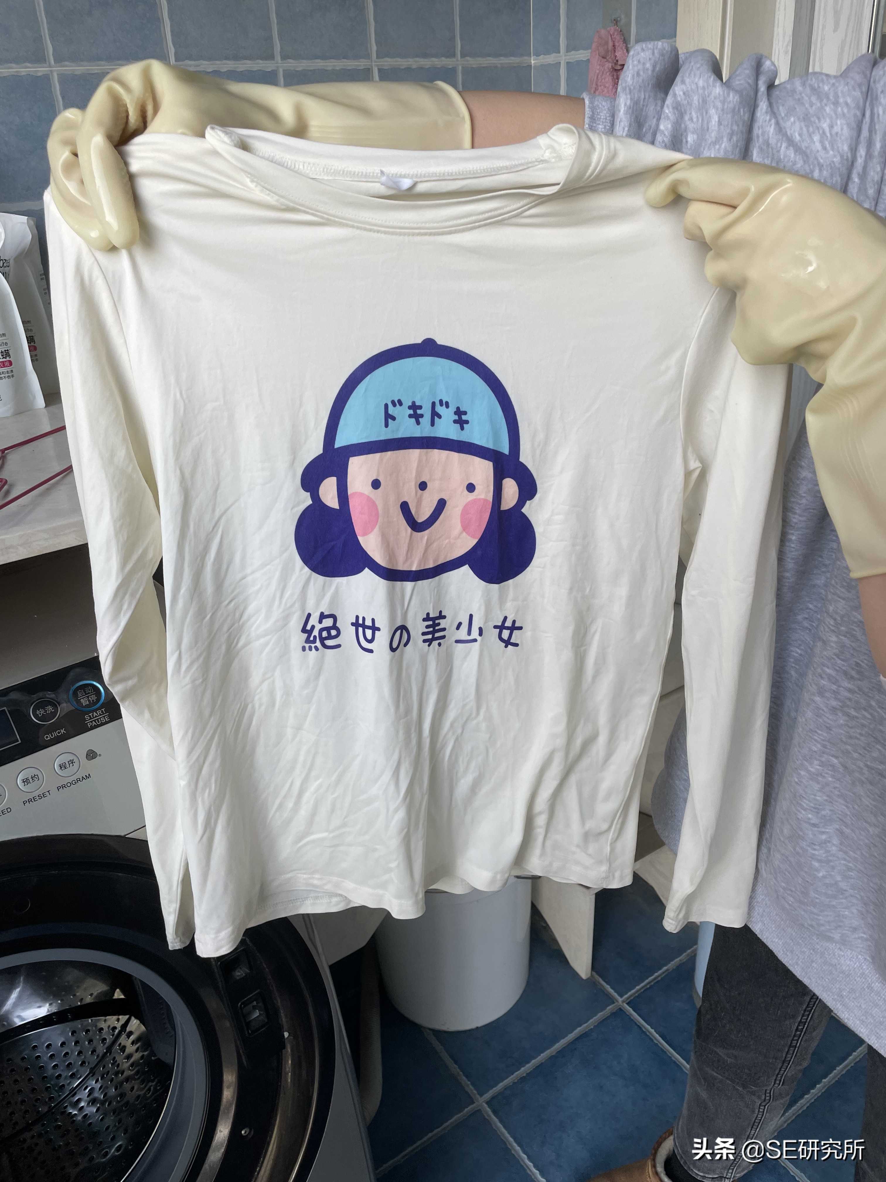 白色衣服遇到漂白水变粉红色是什么原因?