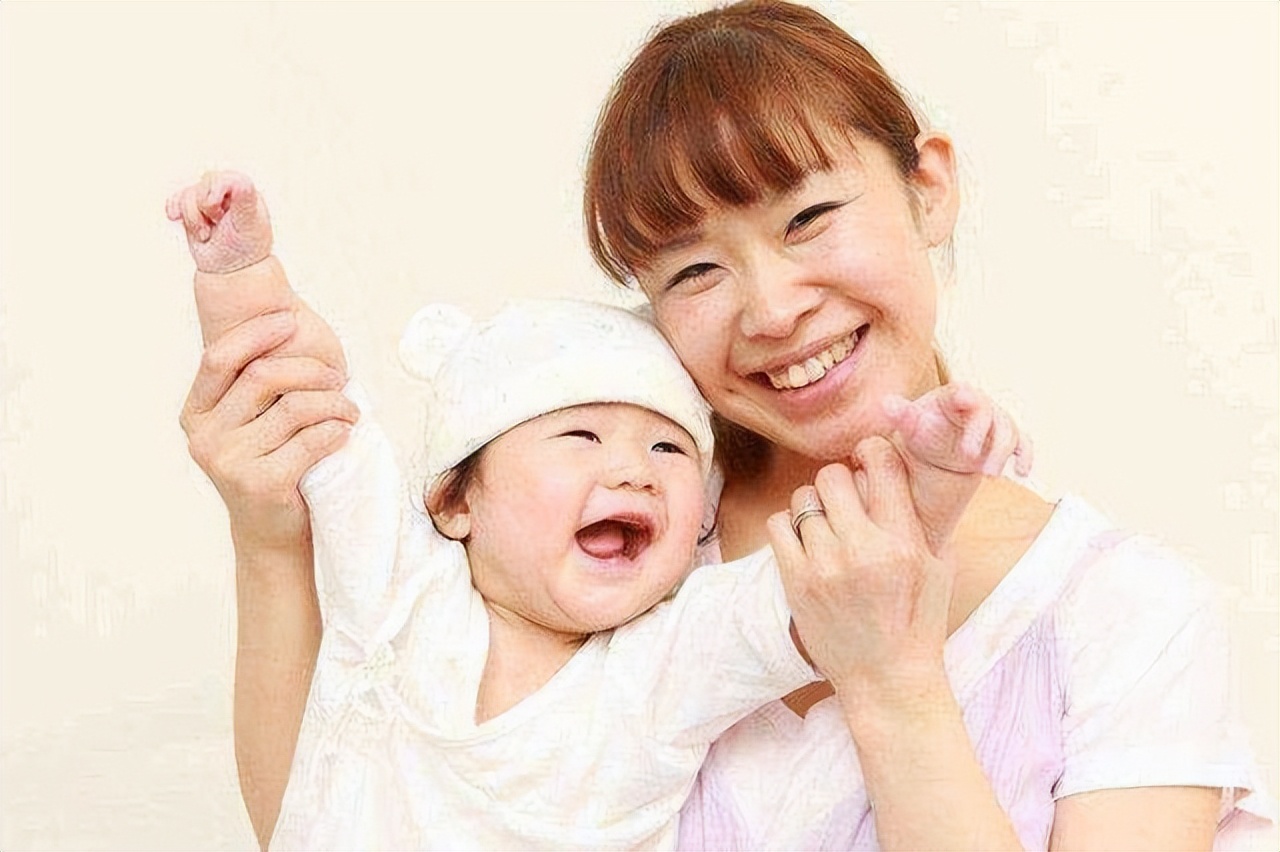 在什么情况下该给孩子喝奶粉,怎么给孩子过度喝奶粉