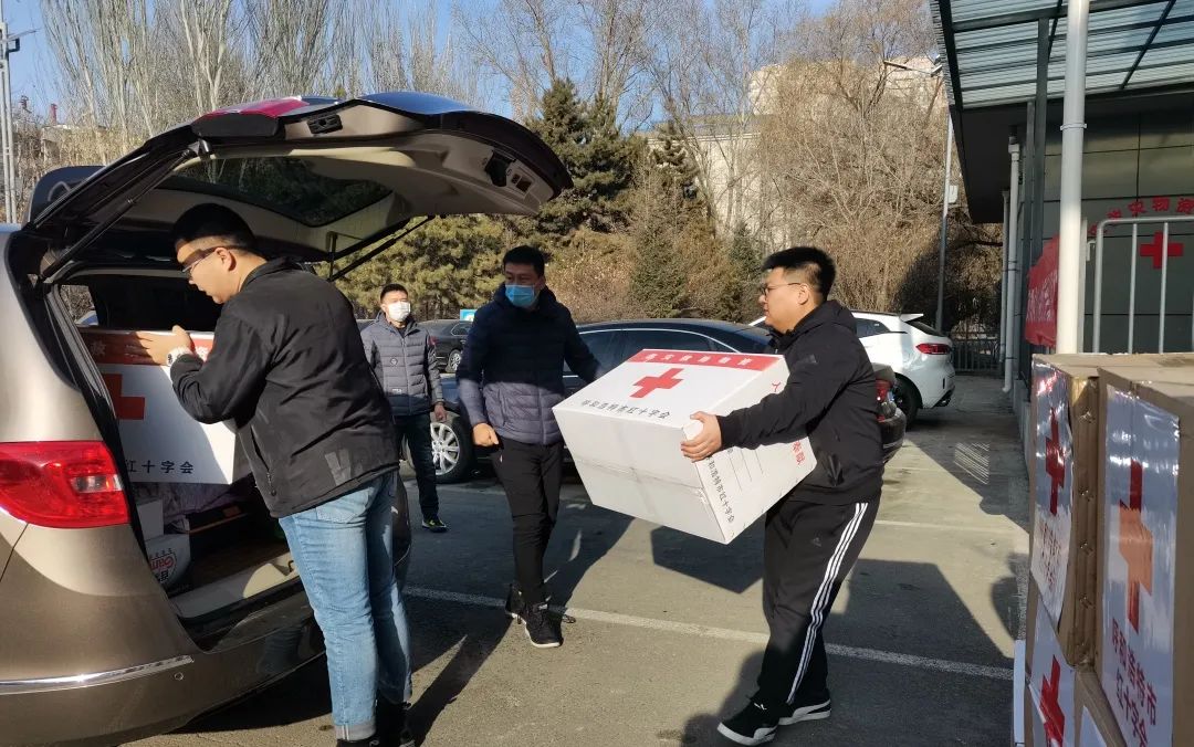 市红十字会向市交投集团发放急救箱同时为马鬃山滑雪场设置AED机