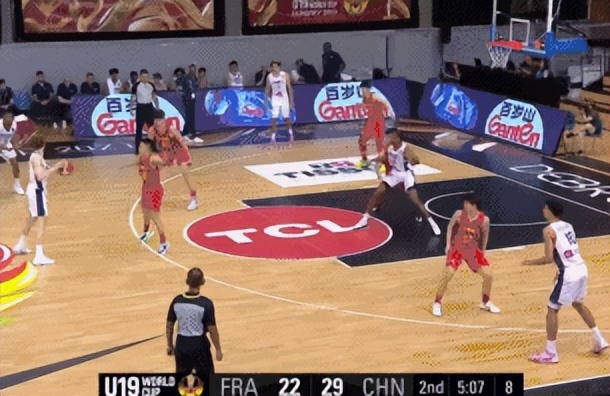 一场比赛征服国际篮坛，18岁的杨翰森，打进NBA，接班周琦？