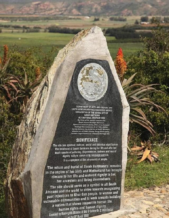 因身形奇特，非洲女孩被关铁笼当动物展览了5年，死后被制成标本