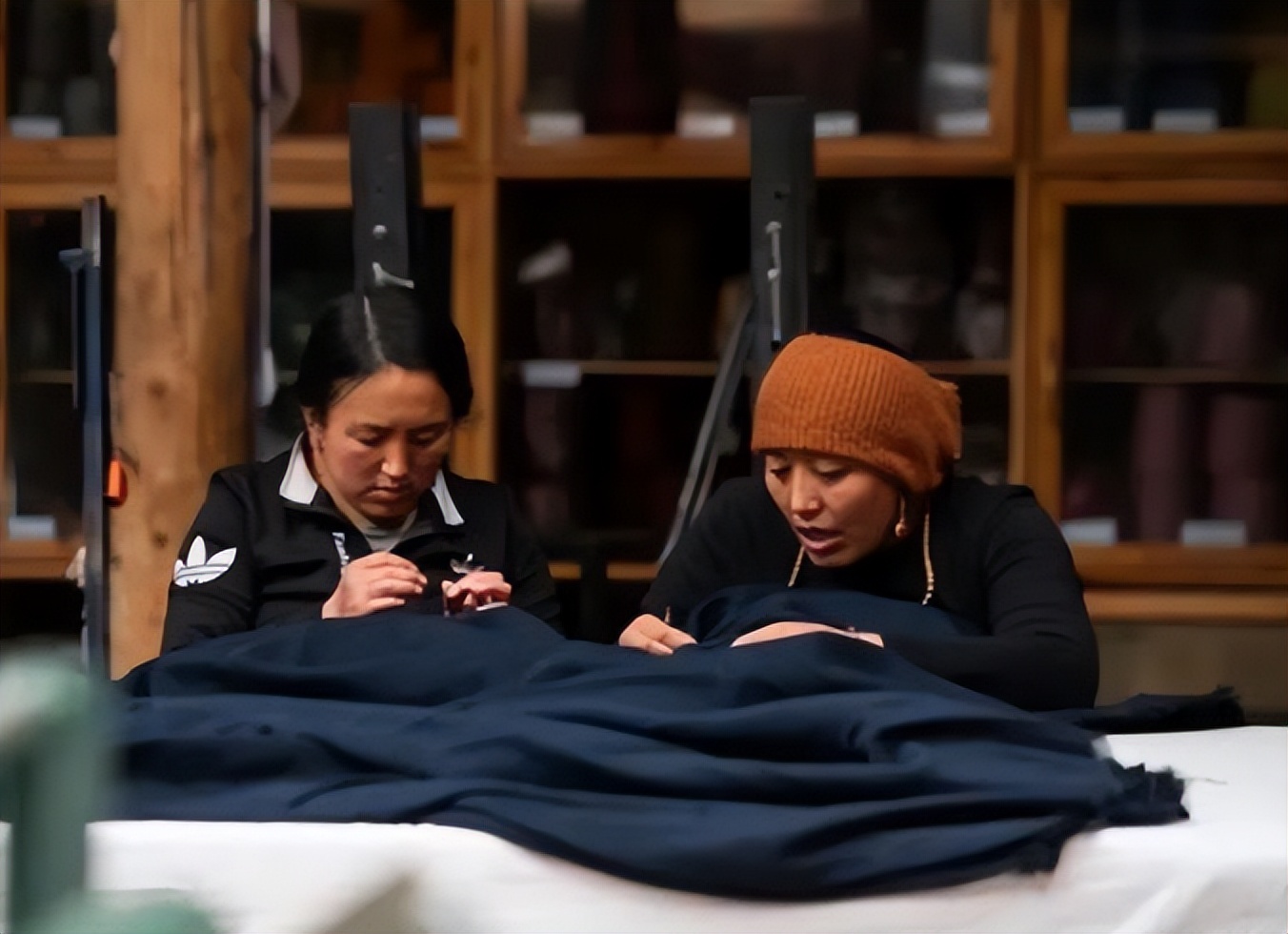 2004年，美国女孩入藏寻根，嫁农村小伙生3女儿，1条围巾卖1万元