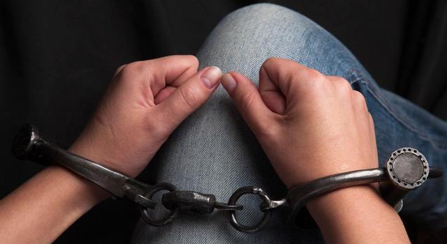 一位女子被迫吸毒,一女子被迫吸毒