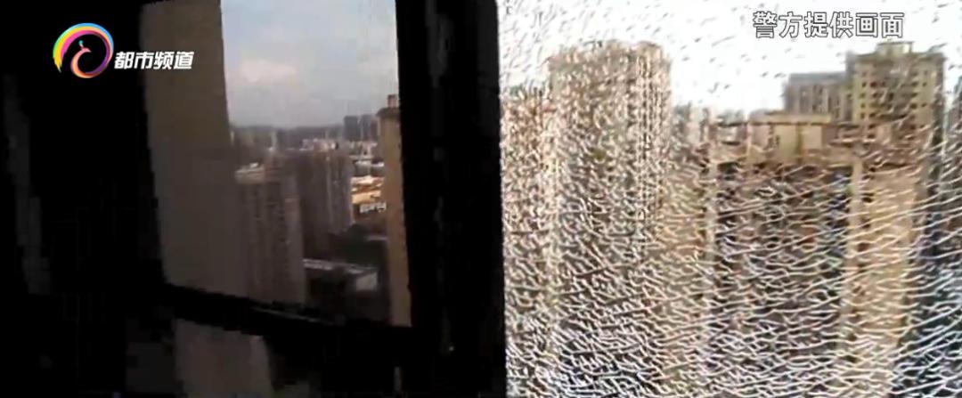 砰!碎成蜘蛛网,27层住宅玻璃突然炸裂