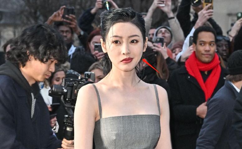 巴黎时装周众星翻车，黄圣依女仆装老态纵横，章子怡奶奶装认不出