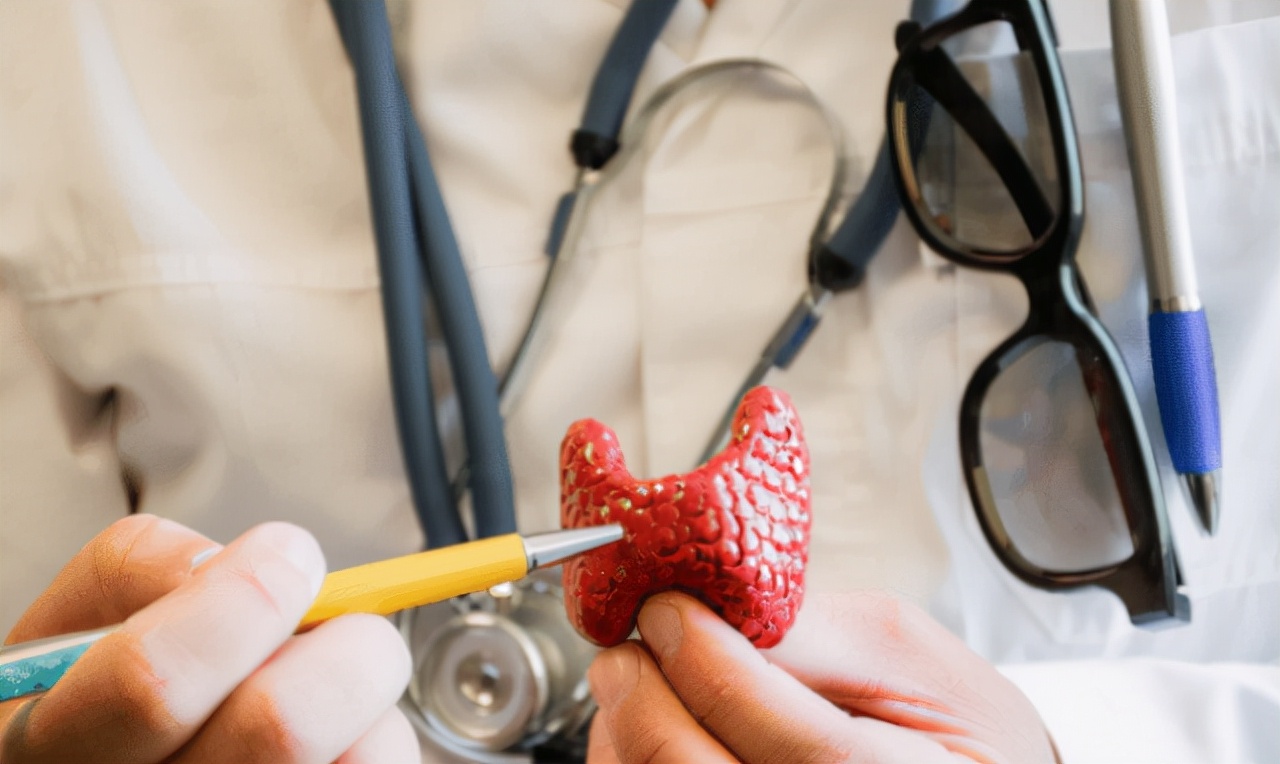 误以为是肩周炎实际是甲状腺癌,肩疼如何自我判断是肩周炎或肺癌