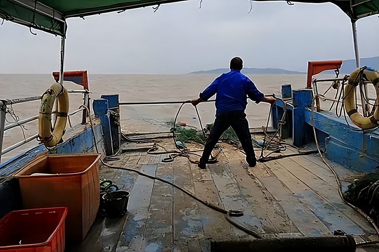 东海渔民发现空无一人的游轮,18年一渔民在东海发现豪华游轮