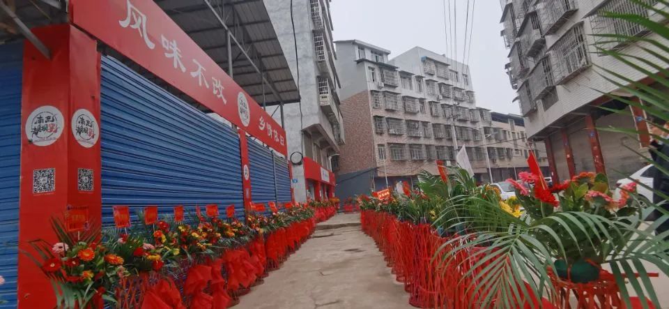 花篮摆了半条街!南充嘉陵的龙蟠竟然办起一个“宴会中心”了!