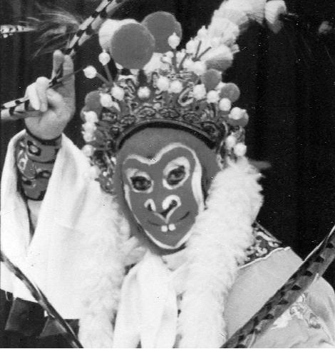 六小龄童哭灵,六小龄童送别大师兄